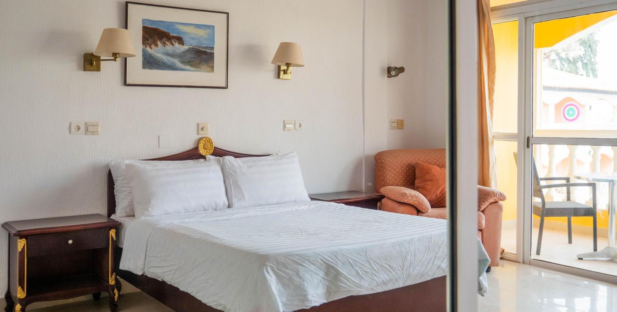 Cape Point Hotel Bakau Dış mekan fotoğraf